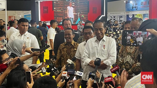 Jokowi mendatangi lokasi PEVS 2024 sekitar pukul 16.00 WIB lalu mengunjungi berbagai stan.