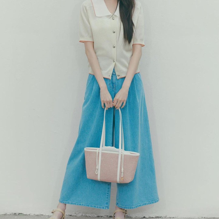 <p>Kalau yang satu ini adalah tampilan girly yang cukup memberikan kesan dewasa. Wonyoung IVE memberikan ide outfit yang bisa Bunda coba saat ingin berpenampilan manis dalam balutan busana casual. (Foto: Instagram @for_everyoung10)</p>