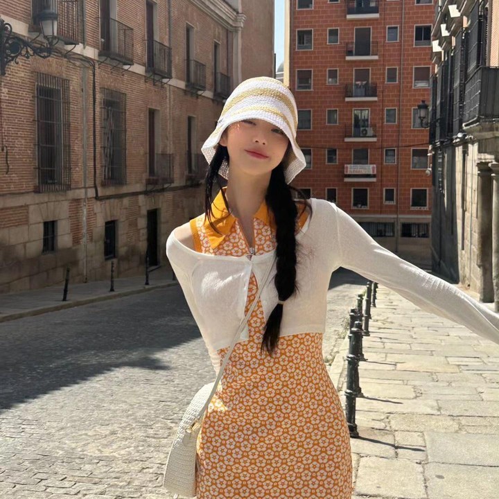 <p>Kali ini, Wonyoung IVE memilih <em>bodycon dress orange</em> dilapisi cardigan putih half body. Tampilan ini membuatnya terlihat ceria di bawah terik matahari. Ia juga terlihat manis dengan <em>knitted bucket hat</em> yang dikenakannya. (Foto: Instagram @for_everyoung10)</p>