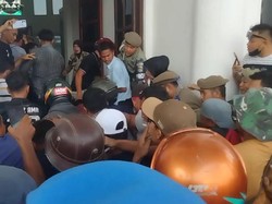 Demo Jalan Rusak Tak Digubris, Warga Air Joman Sweeping Kantor Bupati Asahan