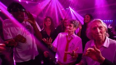 FOTO: Usir Kesepian Para Lansia dengan Menari di Klub Malam Belgia