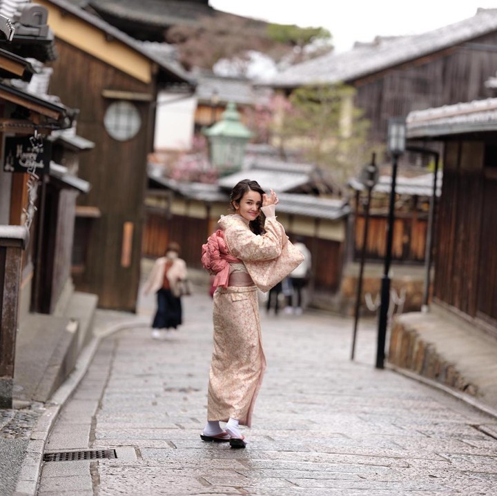 <p>Selain Yuki Kato, aktris Michelle Ziudith juga memiliki darah campuran Jepang, Bunda. Ia mewarisi darah Jepang dari sang ibunda yang bernama Missi Waselly. (Foto: Instagram @michelleziu)<br /><br /><br /></p>
