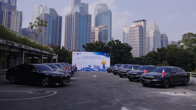 Sebanyak 51 mobil listrik, yaitu 15 unit i7 dan 35 unit i5, diserahkan BMW Group Indonesia ke Sekretariat Negara untuk KTT World Water Forum (WWF) ke-10. 
