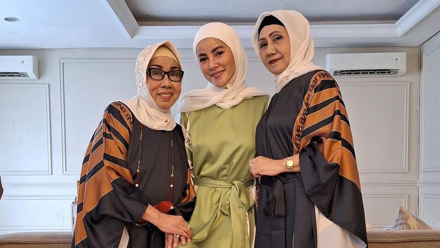 Olla Ramlan bersama dua ibu, Mama Tissa dan mama Tuty.