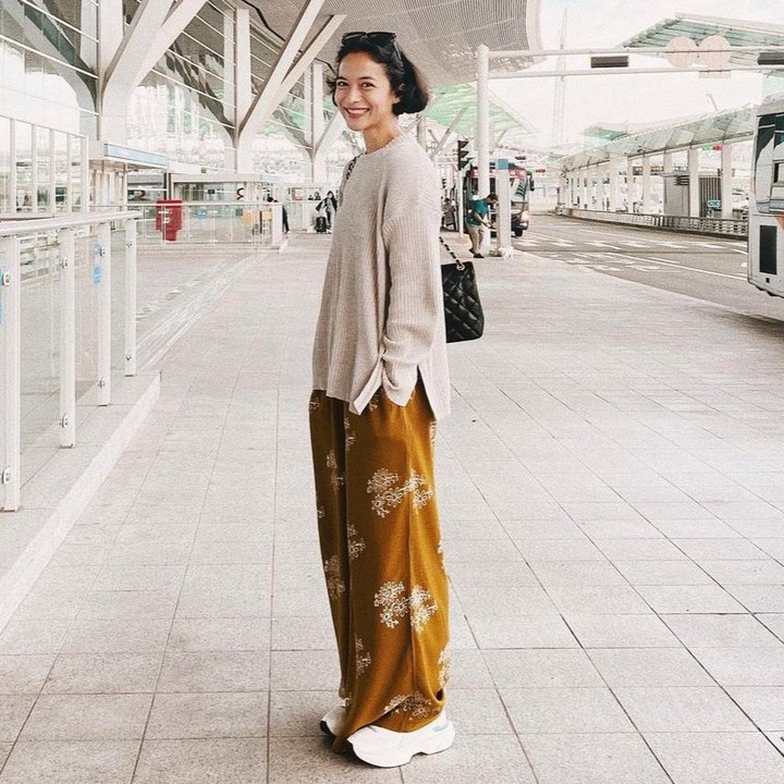 <p>Outfit earth tone Putri Marino yang satu ini cocok untuk bepergian sehari-hari, ia memadukan warna netral dengan mustard. (Foto: Instagram @putrimarino)</p>