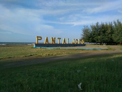 Pantai Jodo yang Penuh Cemara, Bisa Jadi Destinasi Wisatamu di Batang