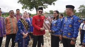 Berkah Hardiknas, Bupati Koltim Serahkan SK Pengangkatan ke 454 PPPK