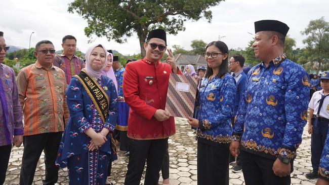 Memperingati Hardiknas, Bupati Koltim, Abd Azis, menyerahkan SK Pengangkatan kepada 454 PPPK yang terdiri dari tenaga teknis, kesehatan dan guru.