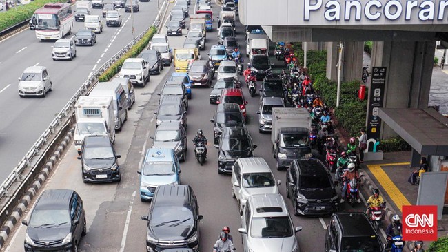 Warga Jakarta dan mereka yang mencari nafkah di wilayah metropolitan merespons rencana pembatasan usia kendaraan. Seperti apa tanggapan mereka?