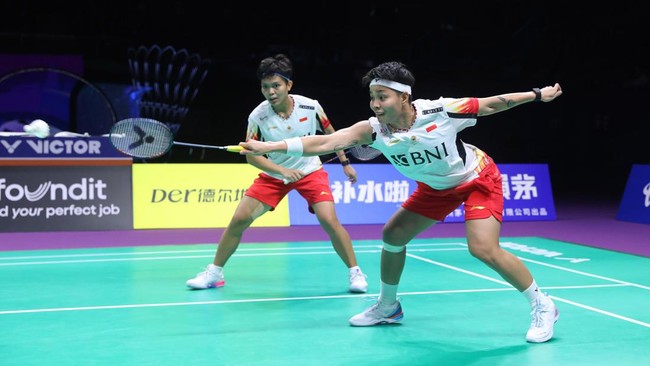 Tim putri Indonesia untuk sementara imbang 1-1 setelah Apriyani Rahayu/Siti Fadia Silva Ramadhanti kalah dari Baek Ha Na/Lee So He pada semifinal Uber Cup 2024,