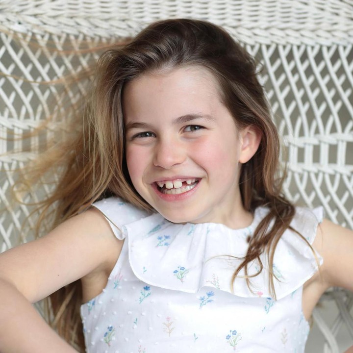 <p>Putri Charlotte lahir pada 2 Mei 2015. Ia merupakan adik dari Pangeran George dan kakak untuk Pangeran Louis. Kelahiran Charlotte menjadi kebahagiaan yang sangat berarti untuk Kate dan mendiang Ratu Elizabeth II. "Sangat spesial untuk memiliki seorang anak perempuan. Saya sangat beruntung George punya adik perempuan. Ratu juga sangat bersemangat mengetahui anak ini adalah perempuan," ucap Kate dalam siaran dokumenter<em> Our Queen at Ninety</em> saat menyambut kelahiran Charlotte pada 2015. (Foto: Instagram @princeandprincessofwales)</p>