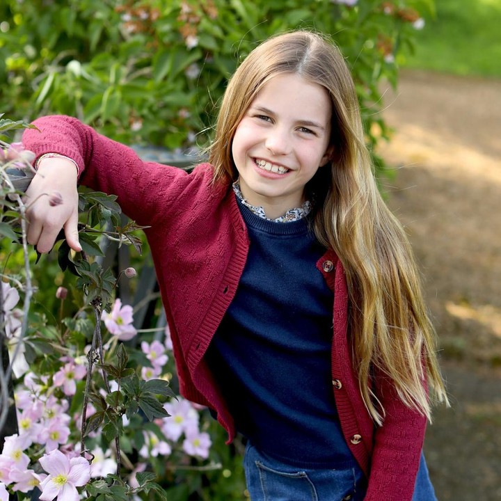 <p>Melansir dari <em>People,</em> bunga yang terlihat di samping Putri Charlotte memiliki julukan Clematis Elizabeth, bunga pertama yang memakai nama Ratu Elizabeth dan hanya mekar di akhir musim semi. Dalam foto itu, Putri Charlotte terlihat semakin tinggi, Bunda. Rambutnya yang berwarna kecokelatan seperti sang Bunda juga bertambah panjang. Foto ini dipotret oleh Kate Middleton, lho. (Foto: Instagram @princeandprincessofwales)</p>