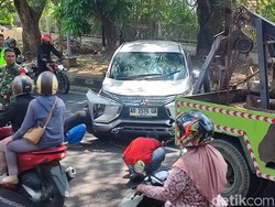 Mobil Xpander Berisi Balita-Lansia Terguling di Jalan Diponegoro Semarang
