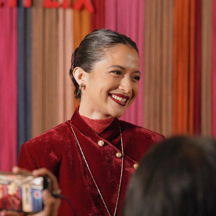 <p>Putri Marino memancarkan senyum cerah saat sedang menghadiri event sambil berbalut outfit berbahan velvet dan bernuansa earth tone ini. (Foto: Instagram @putrimarino)</p>