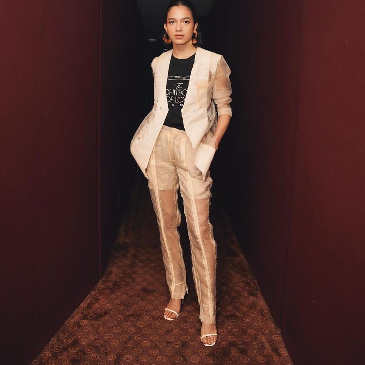<p>Putri Marino tampil elegan dan berkelas dengan blazer dan straight pants warna netral, outfit cocok untuk dikenakan di berbagai jenis pesta. (Foto: Instagram @putrimarino)</p>