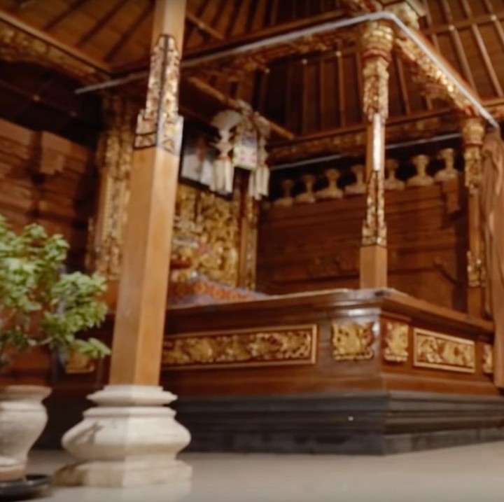 <p>Rumah Mahalini sendiri berdiri di Desa Tibubeneng, Kecamatan Kuta Utara, Kabupaten Badung, Bali. Hunian dengan khas bangunan Bali tersebut memiliki area yang luas juga dilengkapi beberapa bale yang berfungsi sebagai tempat berkumpul atau santai bersama keluarga.(Foto: YouTube Tiara Andini)<br /><br /><br /></p>