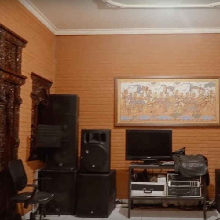<p>Selain itu, ada pula ruangan khusus yang diisi beragam speaker seperti berikut. Diungkap sang tuan rumah, area ini memang diisi alat-alat tersebut oleh sang ayah untuk mendengarkan alunan musik. (Foto: YouTube Tiara Andini)</p>