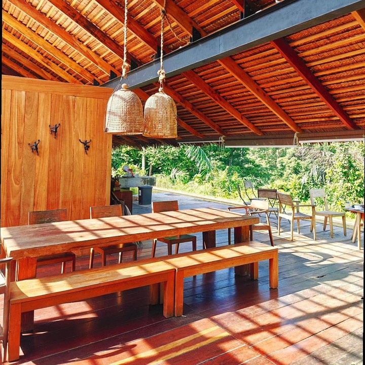 <p>Desain penginapan milik Nicholas Saputra ini banyak didominasi kayu berwarna cokelat. Beberapa di antaranya adalah meja, kursi, lantai, dan dinding sekat antar ruangan yang terbuat dari kayu. Di penginapan ini, Nicholas Saputra juga menyediakan bahan-bahan alami untuk toiletries, seperti sabun dan sampo di kamar mandi yang menggunakan produk organik. (Foto: Instagram @nicholassaputra @terrariotangkahan)</p>