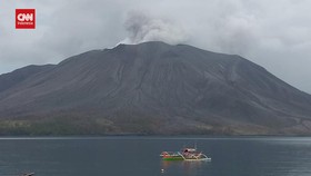 VIDEO: Jumat Pagi, Gunung Ruang Dua Kali Keluarkan Asap Putih Kelabu