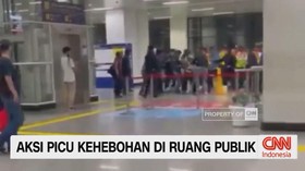VIDEO: Viral, 2 Kelompok Suporter Bola Ribut di Stasiun Manggarai.