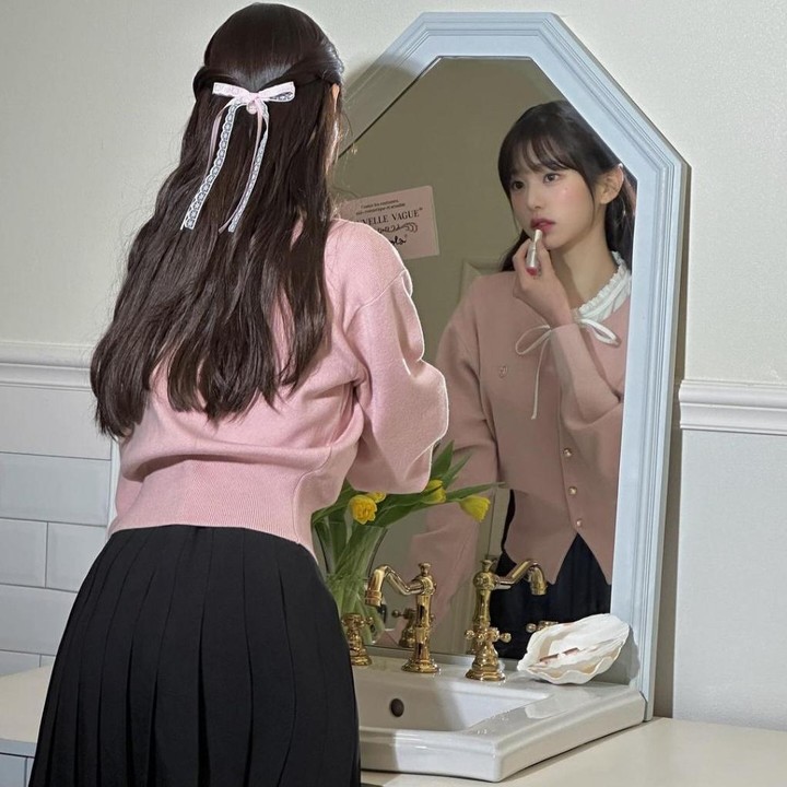 <p>Wonyoung IVE seringkali dikenal dengan busananya yang memiliki vibe seperti princess. Idol kelahiran 2004 ini membagikan potret dirinya dalam balutan knit sweater merah muda yang menggemaskan dan classy, Bun. (Foto: Instagram @for_everyoung10)</p>