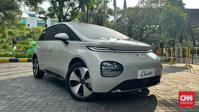 Cloud EV adalah mobil listrik terbesar dan termewah yang ditawarkan Wuling di Indonesia.