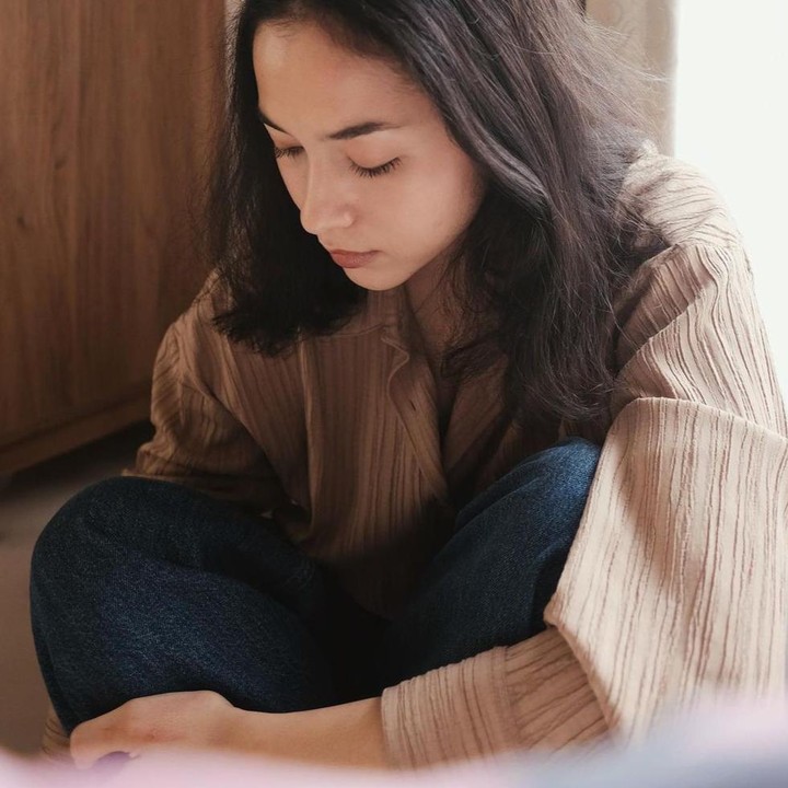 <p>Yang terakhir, Putri Marino mengenakan outfit earth tone dengan kemeja berwarna beige, sangat cantik untuk dicontoh sebagai outift kasual sehari-hari, Bunda. (Foto: Instagram @putrimarino)</p>