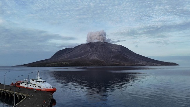 Pengungsi mengatakan masih ada warga bertahan di lokasi zona merah wilayah erupsi Gunung Ruang karena khawatir akan ternak mereka. Roda ekonomi sudah lumpuh.