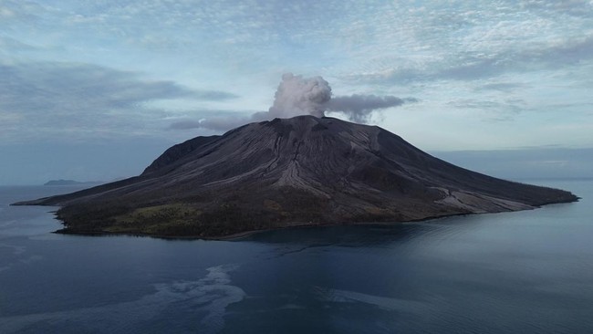 Gunung Ruang, Sulawesi Utara, tetap terus mengeluarkan awan kawah putih dan terekam sebanyak dua kali terjadi gempa vulkanik serta tremor.