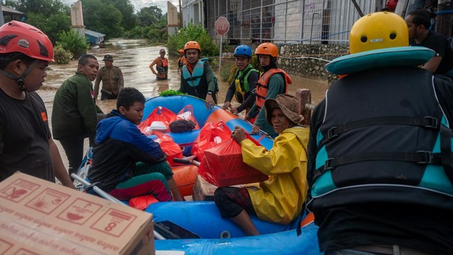 Sebanyak 208 penduduk desa nan terisolir akibat banjir dan longsor sukses dievakuasi.