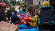 Tim SAR Evakuasi 208 Warga Desa Terisolir Akibat Banjir di Luwu