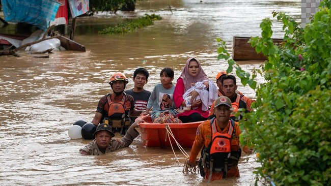 Sekitar 3 ribu penduduk Kecamatan Latimojong, Kabupaten Luwu, Sulawesi Selatan terisolasi akibat akses jembatan nan putus pasca-banjir dan tanah longsor.