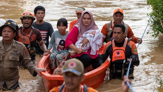 BNPB mengungkap 155 penduduk mengungsi di masjid lantaran rumah mereka rusak dan akses ke pemukiman terisolasi akibat banjir dan tanah longsor.