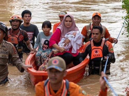 Ratusan Korban Banjir Luwu Mengungsi di Masjid