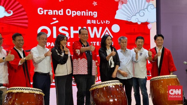 Chairman sekaligus Founder CT Corp Chairul Tanjung (CT) meresmikan Oishiwa Japanese Delicatessen di Transmart Central Park.
