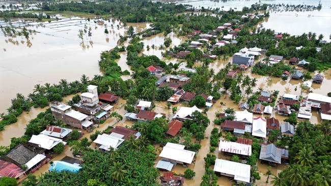 Sungai Palasa, Kecamatan Palasa, Kabupaten Parigi Moutong, Sulawesi Tengah, meluap hingga banjir merendam dua desa dan empat rumah penduduk terbawa arus air.