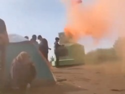 Ganggu Banget! Pendaki Ini Nyalakan Flare di Puncak Gunung Andong