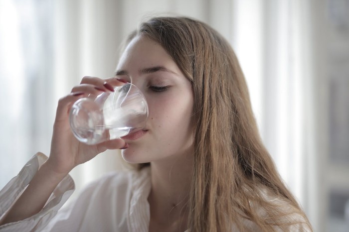 Ilustrasi meminum air putih/Foto: Pexels/Andrea Piacquadio