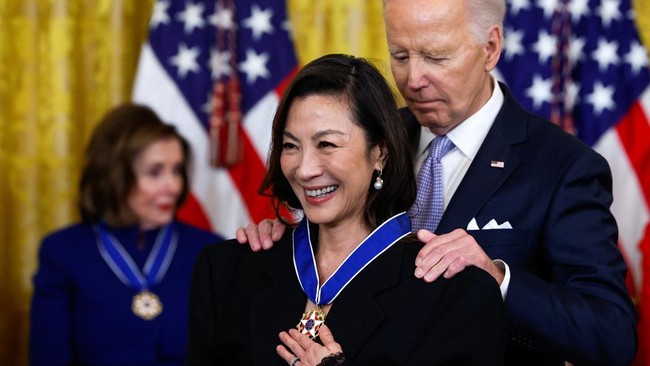 Michelle Yeoh dianugerahi Presidential Medal of Freedom oleh Presiden Joe Biden di Gedung Putih, Jumat (3/5) waktu AS.