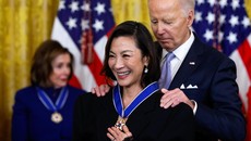 Michelle Yeoh Dapat Presidential Medal of Freedom dari Biden