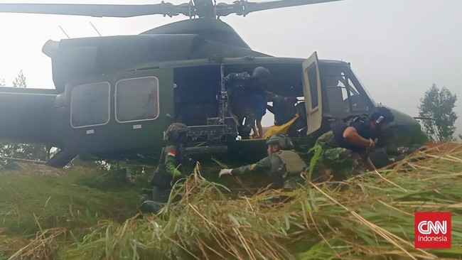 Pasukan campuran TNI dan Polri sukses mengevakuasi jenazah korban kekerasan OPM di Distrik Homeyo, Kabupaten Intan Jaya, Sabtu (4/5).