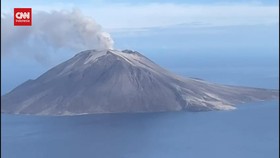 VIDEO: Penampakan Kepulan Asap Putih Gunung Ruang dari Udara