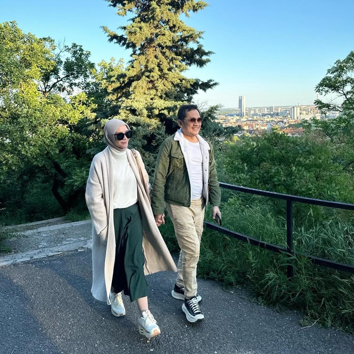 <p>Ada banyak momen pula yang Zaskia abadikan di sana. Mulai dari foto iseng bareng suami, hingga suasana lingkungan yang mereka kunjungi. (Foto: Instagram @zaskiadyamecca)<br /><br /><br /></p>