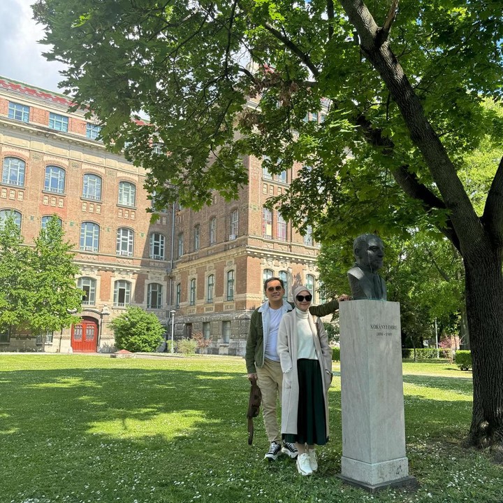 <p>Zaskia Adya Mecca dan sang suami Hanung Bramantyo sedang menikmati waktu berduaan, Bunda. Keduanya kini berlibur ke Budapest. (Foto: Instagram @zaskiadyamecca)<br /><br /><br /></p>