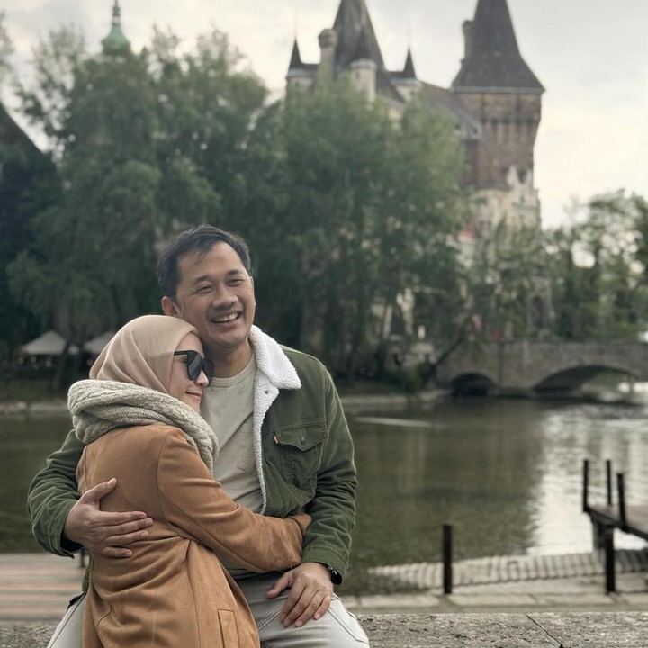 <p>Zaskia mengaku bahwa sang suami terus memakai baju yang sama setelah dicuci dan kering. "Agak nyesel nyuciin baju tiap malem, pagi pasti kering… @hanungbramantyo jadi ga ganti stelan pdhl dibawain beda2 tiap hari 🥲 mau ajak foto b2, dianya kaya gak ganti bajuuu… laki ya emaaang. Next baju celana yang udah di cuci mending aku umpetin dulu," ujarnya. (Foto: Instagram @zaskiadyamecca)<br /><br /><br /></p>