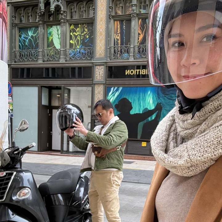 <p>Selain itu, perempuan berusia 36 tahun ini juga mengungkapkan penyesalan di luar dugaan. Ini karena sang suami yang terlihat seperti tak pernah ganti baju di setiap potret yang ia bagikan. (Foto: Instagram @zaskiadyamecca)<br /><br /><br /></p>