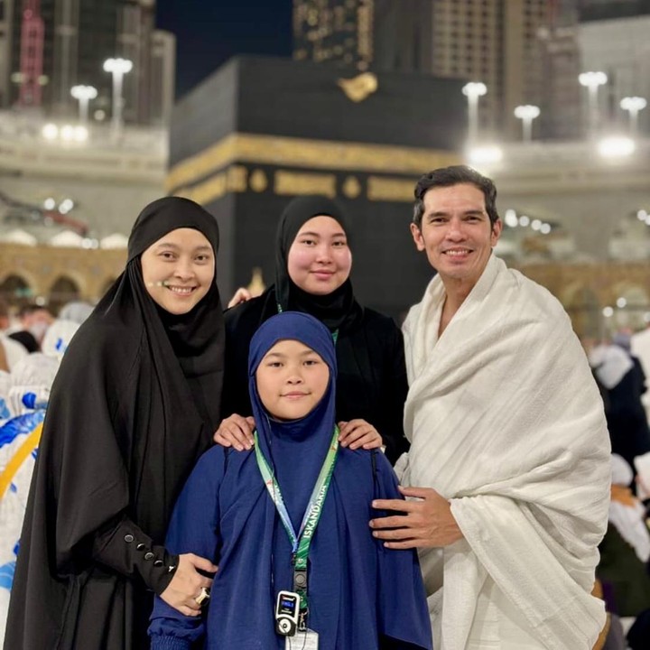 <p>Sesampainya di Tanah Suci, Adrian Maulana membagikan potret keluarganya saat berpose di depan Ka'bah. Mereka terlihat tersenyum dengan penuh rasa syukur. (Foto: Instagram @adrianmaulana @dessyilsanti)</p>