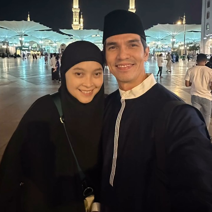 <p>Keluarga Adrian Maulana tengah berbahagia. Ia dan sang istri, Dessy Ilsanty akhirnya berhasil menjalankan ibadah umrah bersama untuk pertama kalinya. Kebahagiaan mereka semakin bertambah karena keduanya bisa memboyong anak-anak ke Tanah Suci. (Foto: Instagram @adrianmaulana @dessyilsanti)</p>