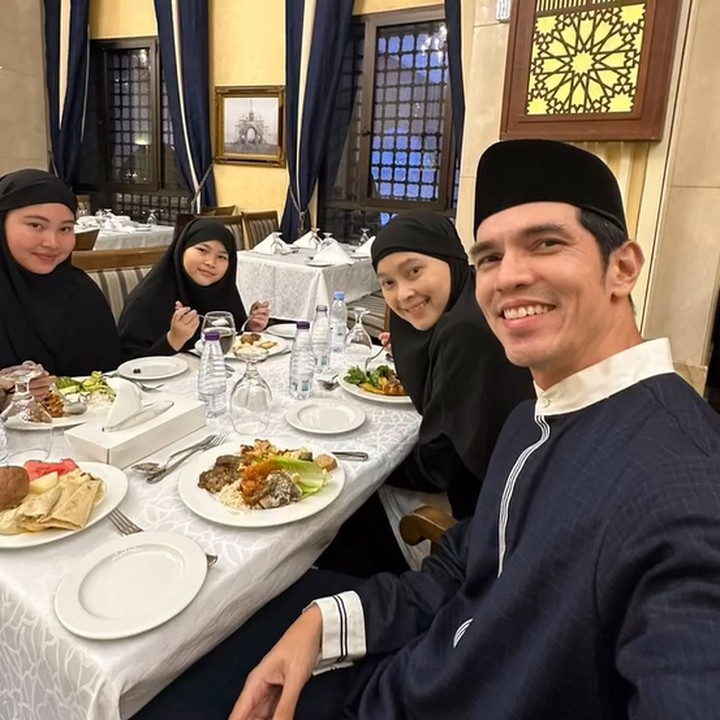 <p>Di salah satu unggahan, Adrian Maulana juga terlihat mengajak istri dan kedua anak mereka menikmati jamuan makan. Adrian dan keluarganya terlihat sedang menyantap hidangan khas Timur Tengah. (Foto: Instagram @adrianmaulana @dessyilsanti)</p>
