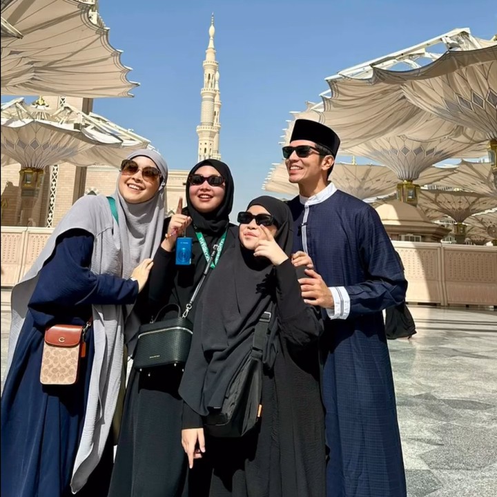<p>Potret kekompakan keluarga Adrian dan Dessy juga dibagikan lewat beberapa unggahan video reels. Keluarga mereka terlihat sangat menikmati momen umrah, ya? (Foto: Instagram @adrianmaulana @dessyilsanti)</p>